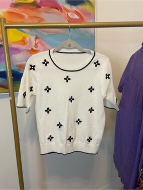 White Short-Sleeve Knit Top with Black Floral‎ Accents Womens Small